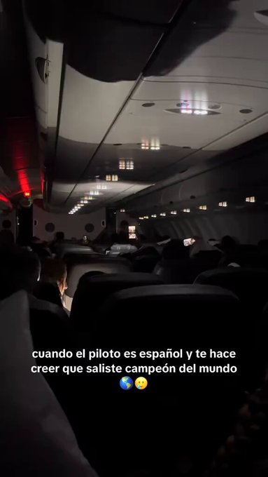 Piloto español trolea al pasaje lleno de argentinos.