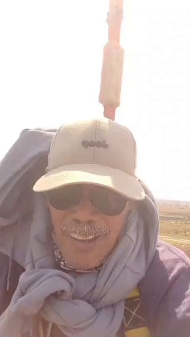 Un agricultor en Tuban utiliza un dron como medio de transporte para ir y venir de su casa a su plantación de plátanos, que está a 1,5 km de distancia.