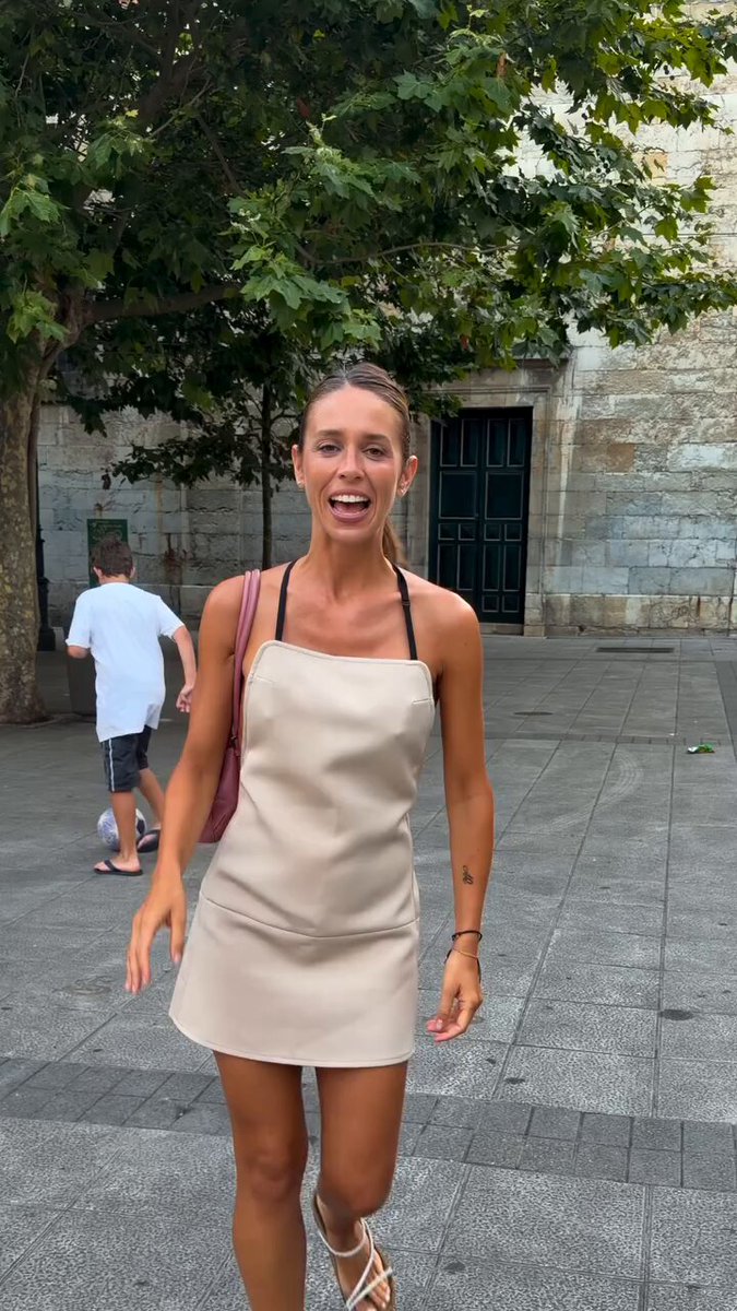 Una tía que va vestida con un delantal critica la estética vasca.