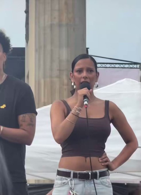 En una vigilia por las víctimas del desfile del Orgullo de Berlín, una oradora LGBTQ+ dice que tenía la esperanza de que el atacante fuera “no un árabe-musulmán, sino una persona blanca cristiana”