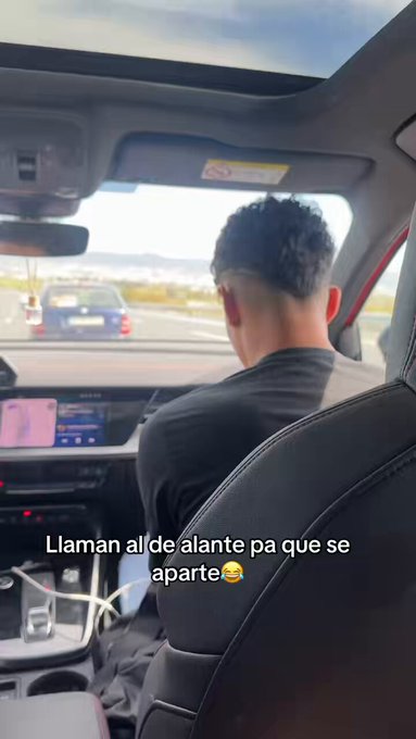 El coche de delante tiene un cartel de se vende y deciden llamarle para que se aparte a un lado.