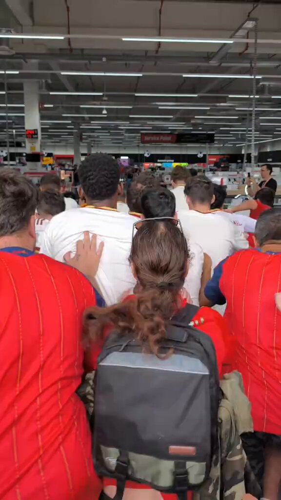 Esto ha ocurrido en el MediaMarkt de Córdoba tras anunciar que regalaba dos televisiones a los que fueran con la camiseta de la selección española.