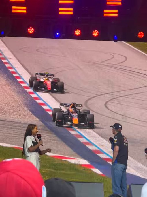 A Max Verstappen le dan el premio del adelantamiento del mes y le piden que cuente como fue desde dentro del coche.