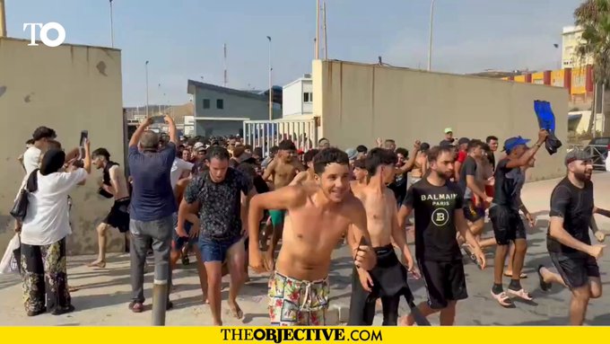 Cientos de marroquíes escapan a la carrera de la frontera de El Tarajal y penetran en Ceuta.