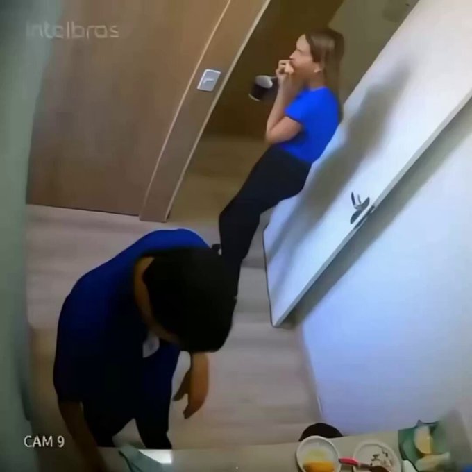 Lo bueno de que su compañero no supiera hacer la maniobra de Heimlich es que la cámara de seguridad pudo captar este maravilloso momento.