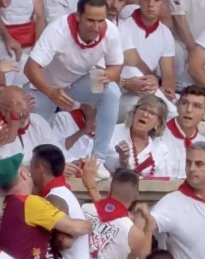 Abertzandal que exigía la retirada de una bandera de España en la plaza de toros de Pamplona es convenientemente mandado a tomar por cuIo por el resto de asistentes.