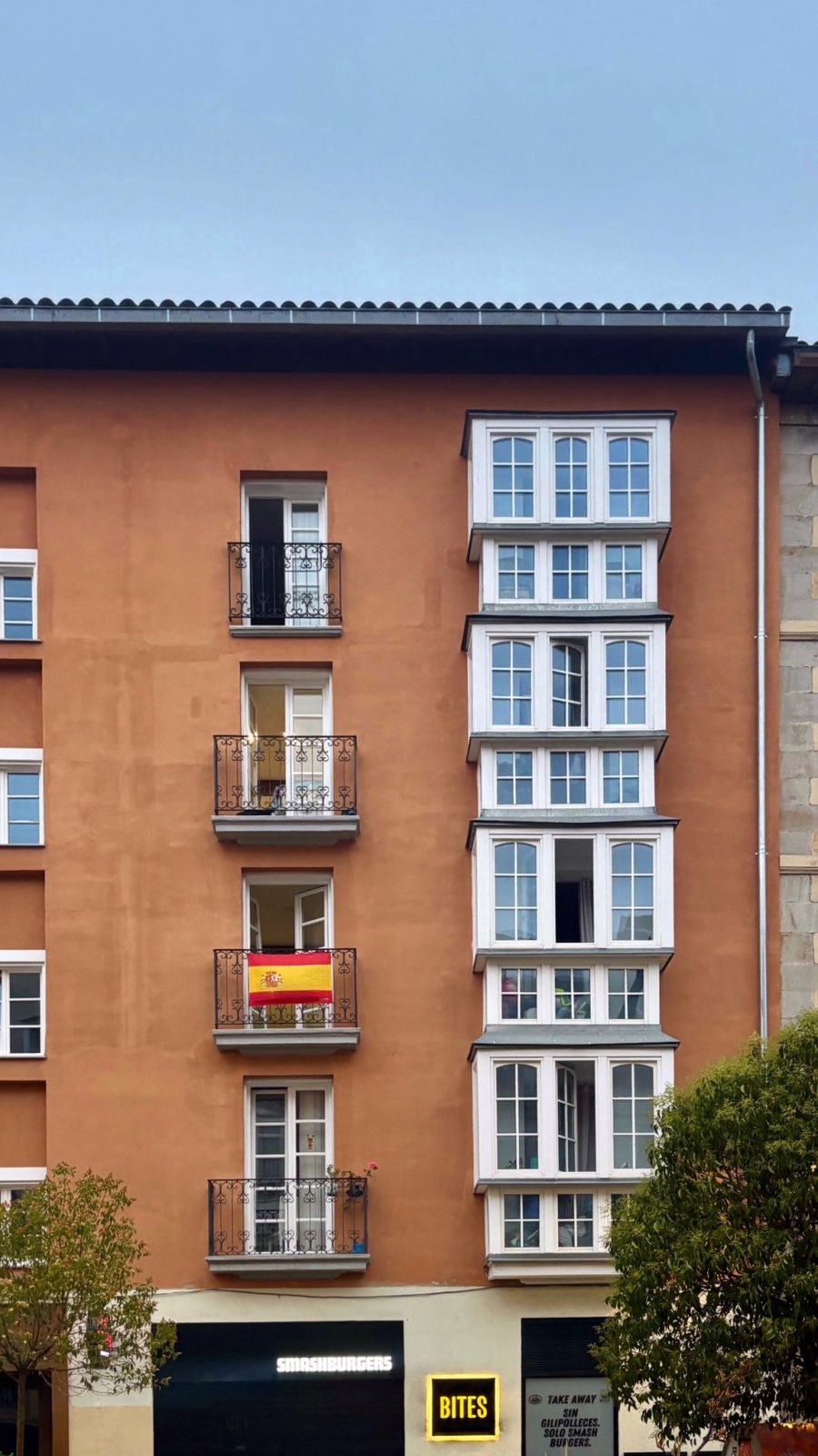El antes y el después de la terraza de Vitoria en la que se había colgado una bandera de España.