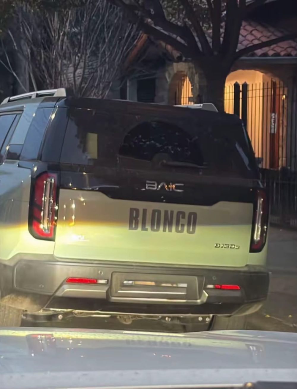 El dueño de un SUV chino con sentido del humor.