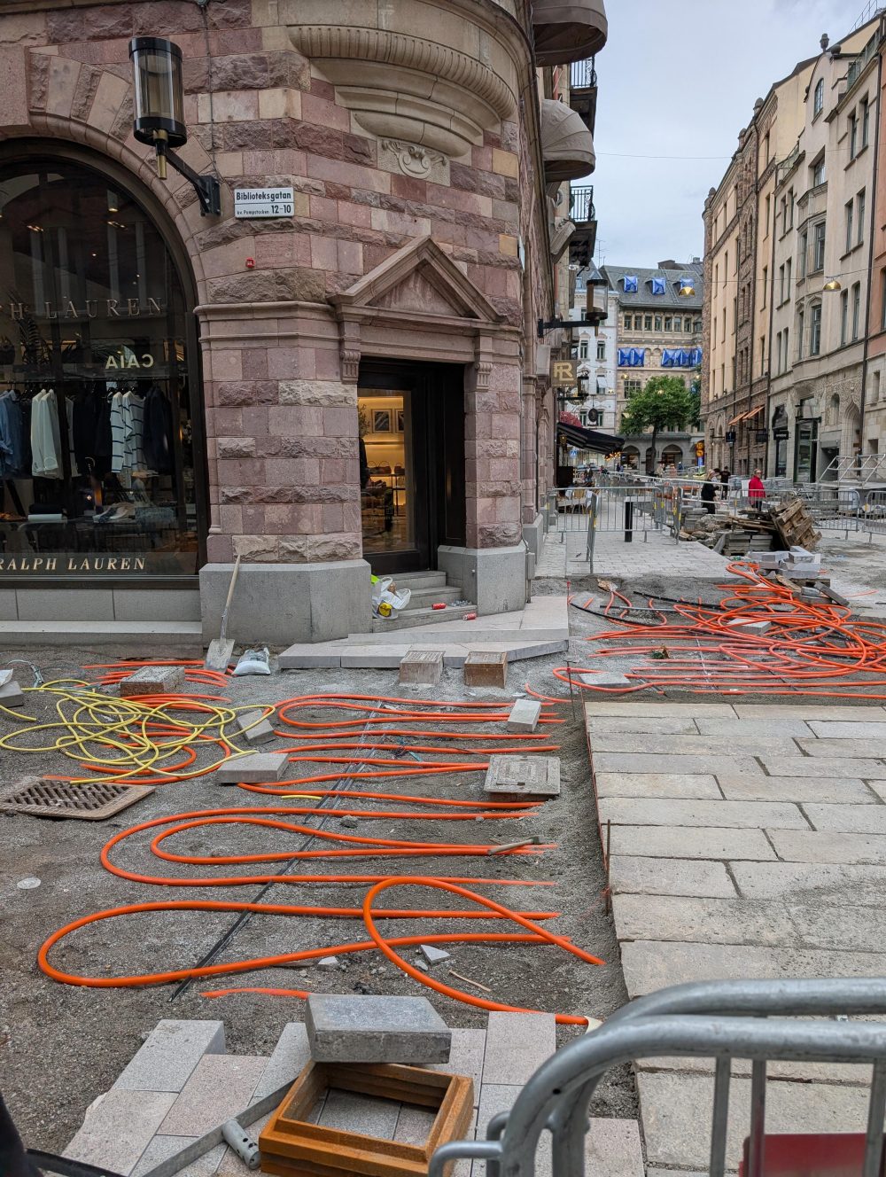 Estocolmo está instalando aceras con suelo radiante en una de sus calles comerciales de lujo.