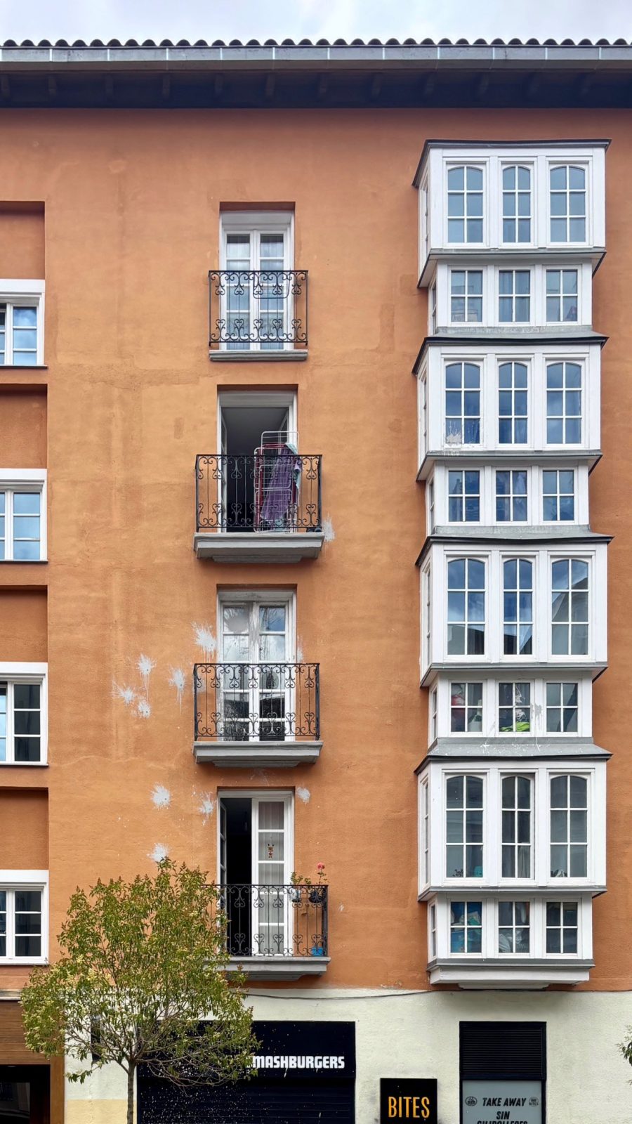 El antes y el después de la terraza de Vitoria en la que se había colgado una bandera de España.