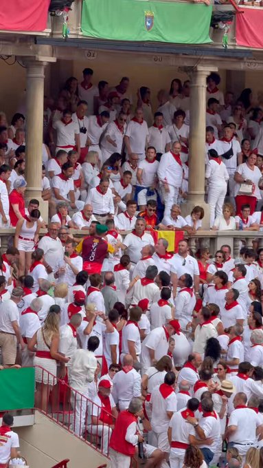 Abertzandal que exigía la retirada de una bandera de España en la plaza de toros de Pamplona es convenientemente mandado a tomar por cuIo por el resto de asistentes.