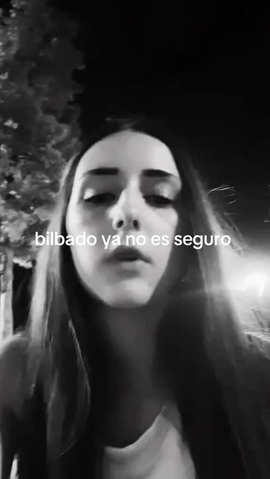 Estaban unas chicas haciendo un directo en redes y las rodean para atracarlas.