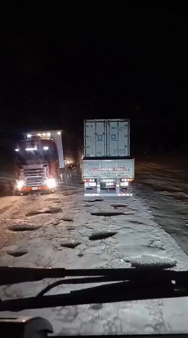 No, no son camiones ucraninaos cruzando una zona de guerra. Es la ruta nacional 151 de Argentina.