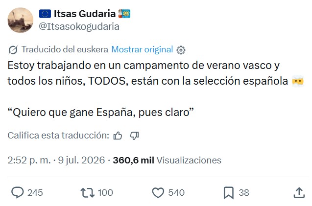 Abertzandal que exigía la retirada de una bandera de España en la plaza de toros de Pamplona es convenientemente mandado a tomar por cuIo por el resto de asistentes.