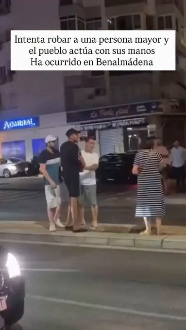 Intenta robar a una mujer mayor y la gente del lugar acaba reduciéndolo.