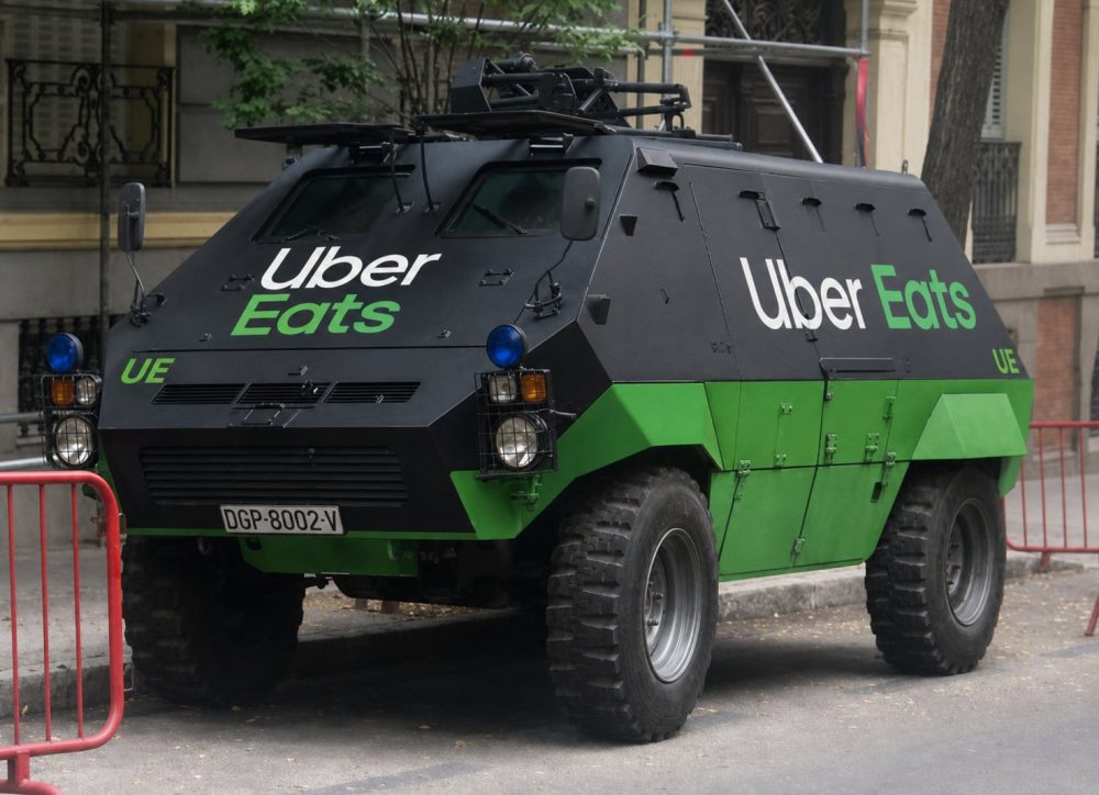 El repartidor de Glovo esta noche en París cuando le entre un nuevo pedido después del Francia-Marruecos