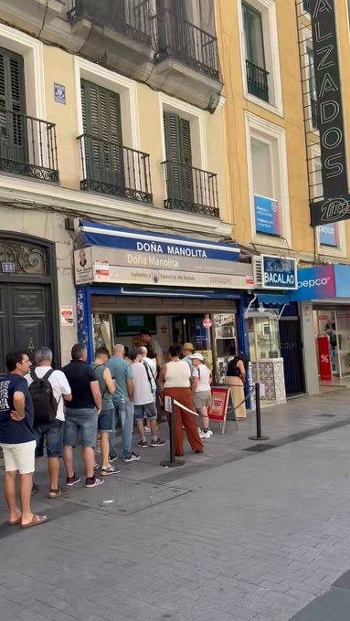 Veo a la gente haciendo cola un 3 de Julio en Doña Manolita para comprar lotería de navidad y solo puedo pensar en una cosa: todos lo votos valen lo mismo.