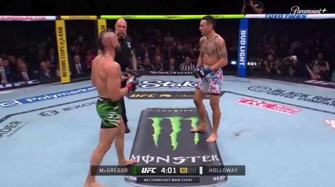 McGregor se ha lesionado nada más empezar la pelea.