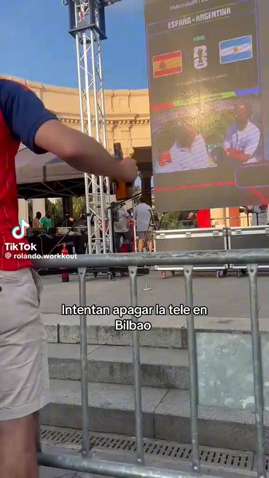 Varios sujetos intentan apagar una pantalla gigante en Bilbao durante la final del Mundial.
