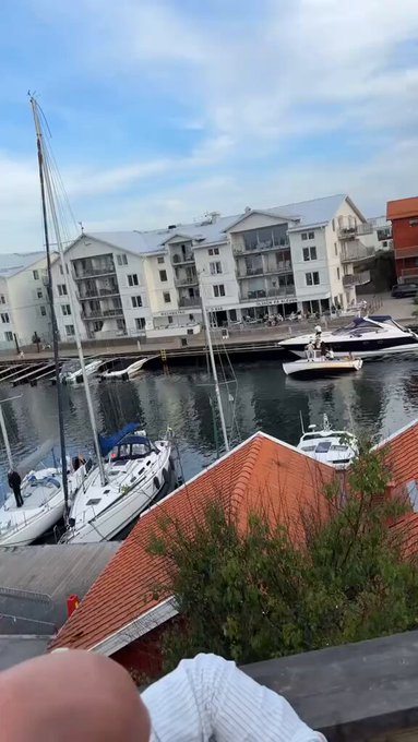 Una despedida de soltero en un barco en Smögen, Suecia, acaba con el barco en el fondo del canal.