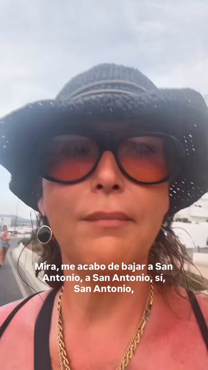 Esta mujer solo quiere que su marido la recoja en barco de forma digna... y lo que también busca es la tranquilidad.