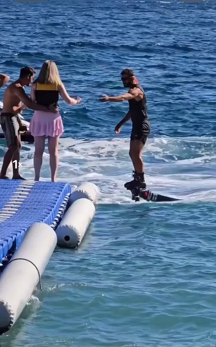 "Ahora esperás un hijo mío. Es el misterio del hoverboard".