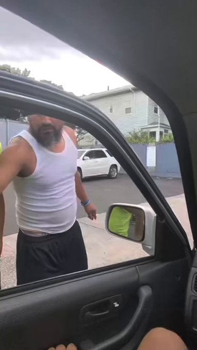 Se va a arrepentir instantáneamente de patear esa puerta.
