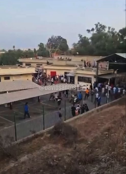 Marroquíes residentes en el barrio de El Principe en Ceuta, están echando a los marroquíes que han entrado ilegalmente.