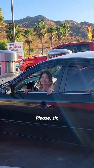 Una mujer provoca un accidente y se da a la fuga con actitud very crazy.