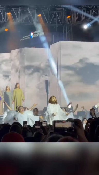 Un fallo en la grúa provoca que el actor que interpretaba a Jesucristo en un acto cristiano se eleve hasta la estratosfera (Corea del Sur).