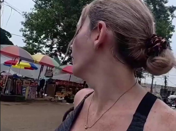 Mujer blanca obtiene una visa de un año en India. Tras "enriquecerse culturalmente" durante 2 semanas dice que quiere irse: "Algo está mal en los hombres de aquí".