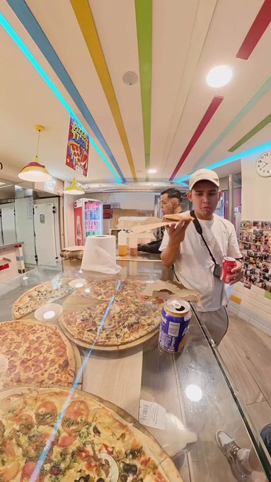 Pamplona. Un sujeto en en una pizzería. Les pide un cacho de pizza a dos tipos que esperan en la barra. Ve que le están grabando. Roba descaradamente. Se va.
