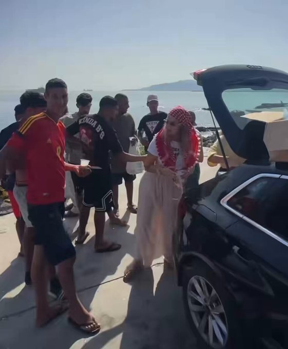 Barbie Gaza no pierde ocasión para chupar cámara.
