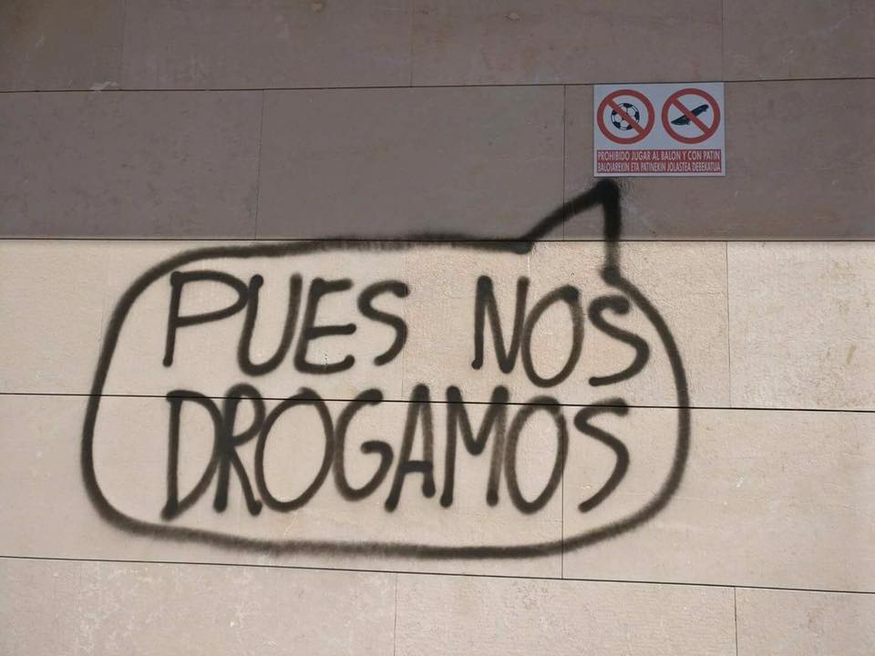 Quejas porque los chavales jueguen a fútbol en la calle haciendo porterías improvisadas.