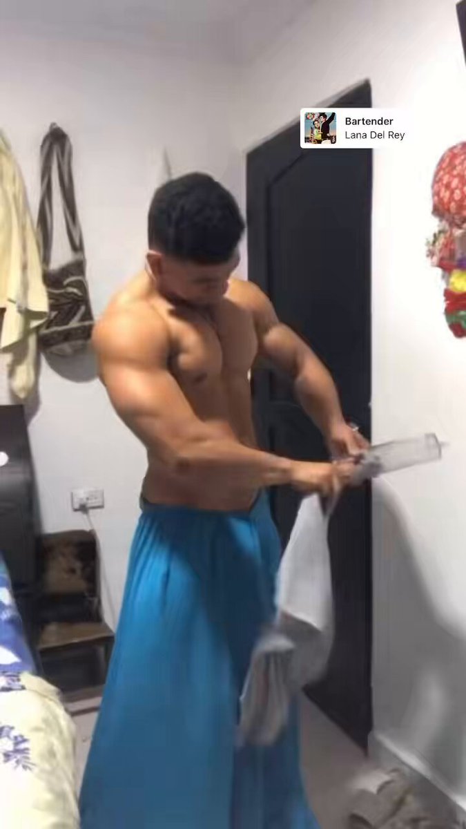 - Papá hoy viene la chica que me gusta a casa, por favor comportate y no me dejes en ridiculo delante de ella