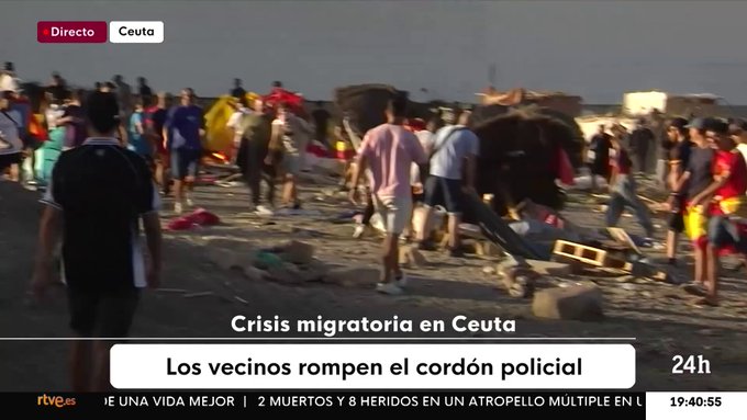Ciudadanos de Ceuta tiran abajo las chabolas de los inmigrantes y despliegan banderas de España.
