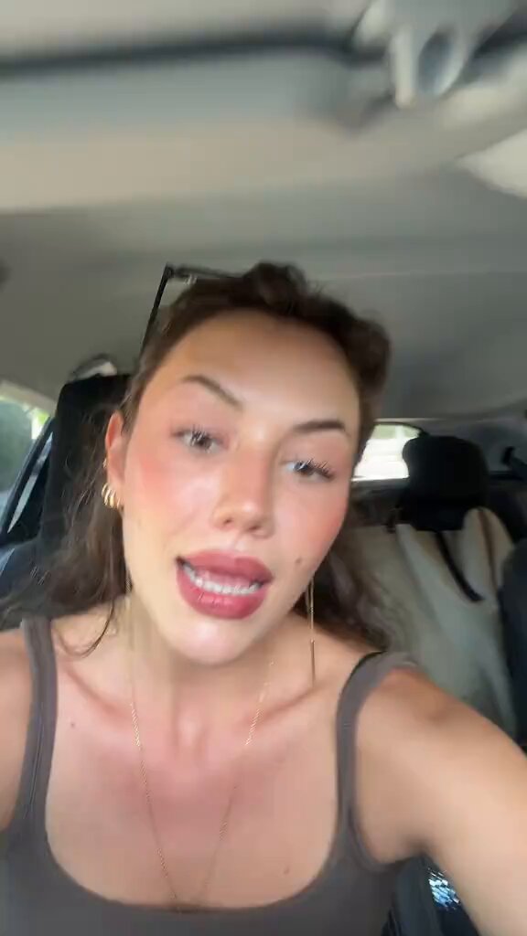 El mensaje de la tiktoker Nuria Auriel a los hombres: "Las mujeres a día de hoy no buscan a un chico alto, ni con un bíceps como mi cabeza, ni con mucho dinero. Lo que buscan es un hombre que no sea fiIofascista".