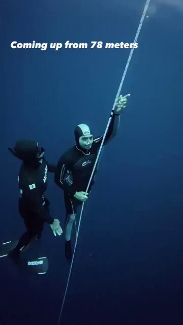 Un buceador de apnea pierde el conocimiento mientras ascendía a la superficie desde 78 metros de profundidad.
