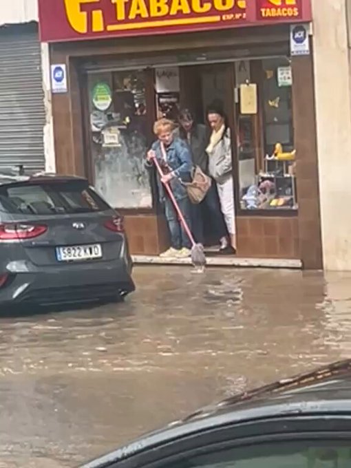Cuando termine de fregar la calle se irá a barrer la Luna.