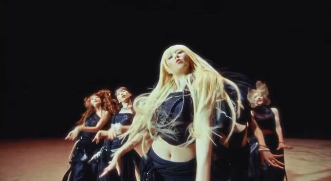 Kpop + Macarena = la banda sonora que creo que se escucha en el infierno.