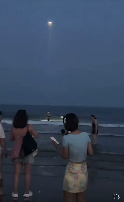 En China, un dron de la policía no dejó que un hombre entrara al mar después del anochecer.