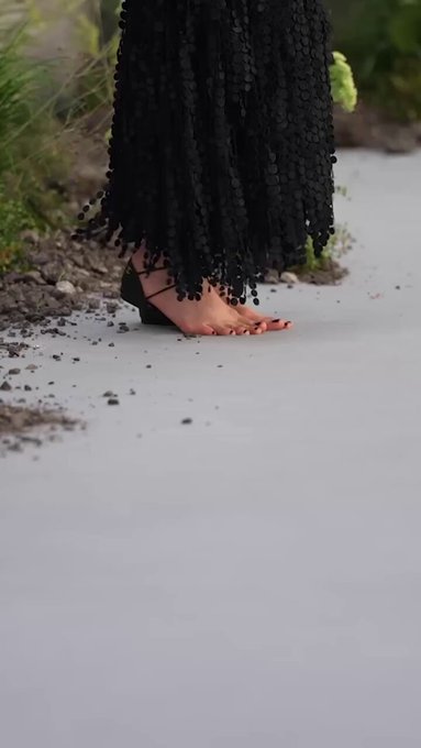 Chanel presenta sus sandalias sin suela.