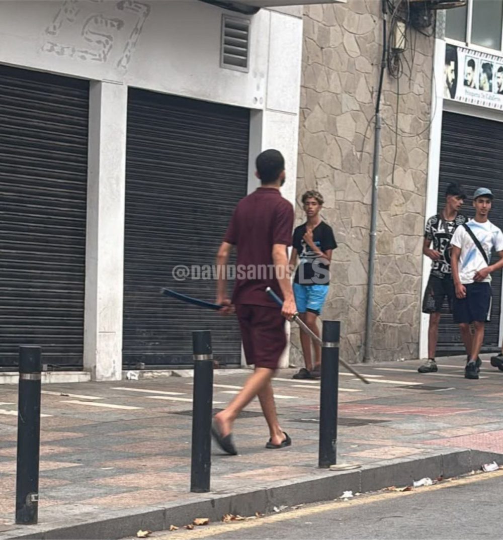 "Foto sacada a unos 250 metros de mi casa. Tengo 2 niñas (de 3 y 7 años de edad) que he tenido practicamene que escoltar hasta el puerto porque junto con mi mujer para que las 3 se fueran a Málaga."