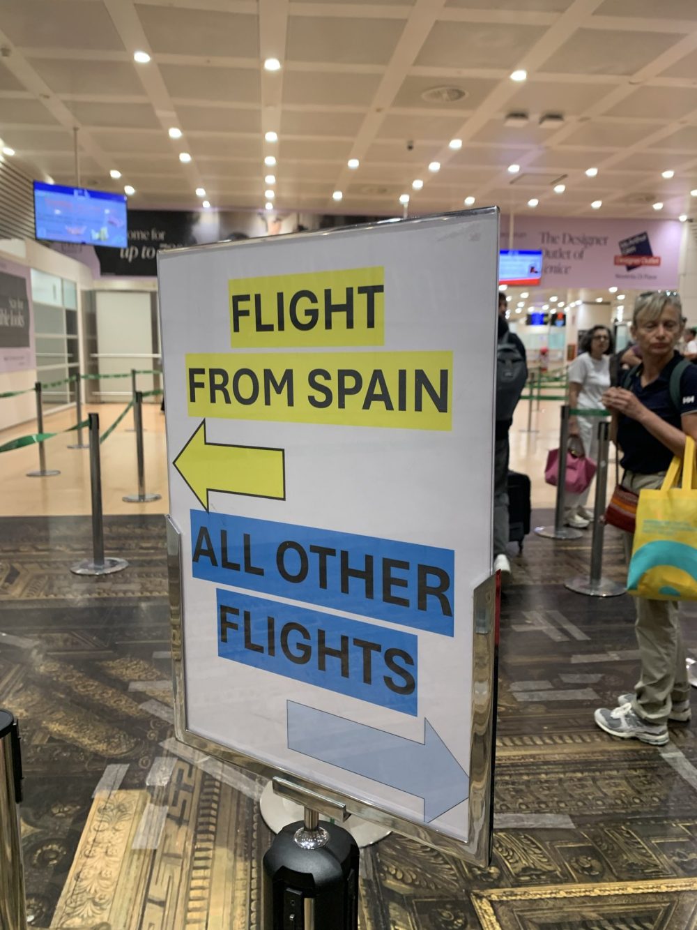 Según los medios subvencionados se suponía que esto no iba a pasar, pero así lucía hoy el aeropuerto de Venecia.