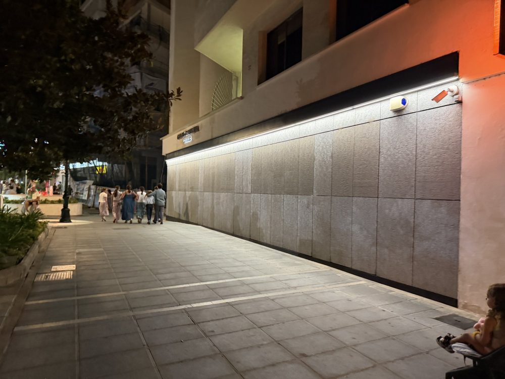Escaparate cerrado de la joyería Gómez & Molina en pleno centro de Marbella (Málaga).