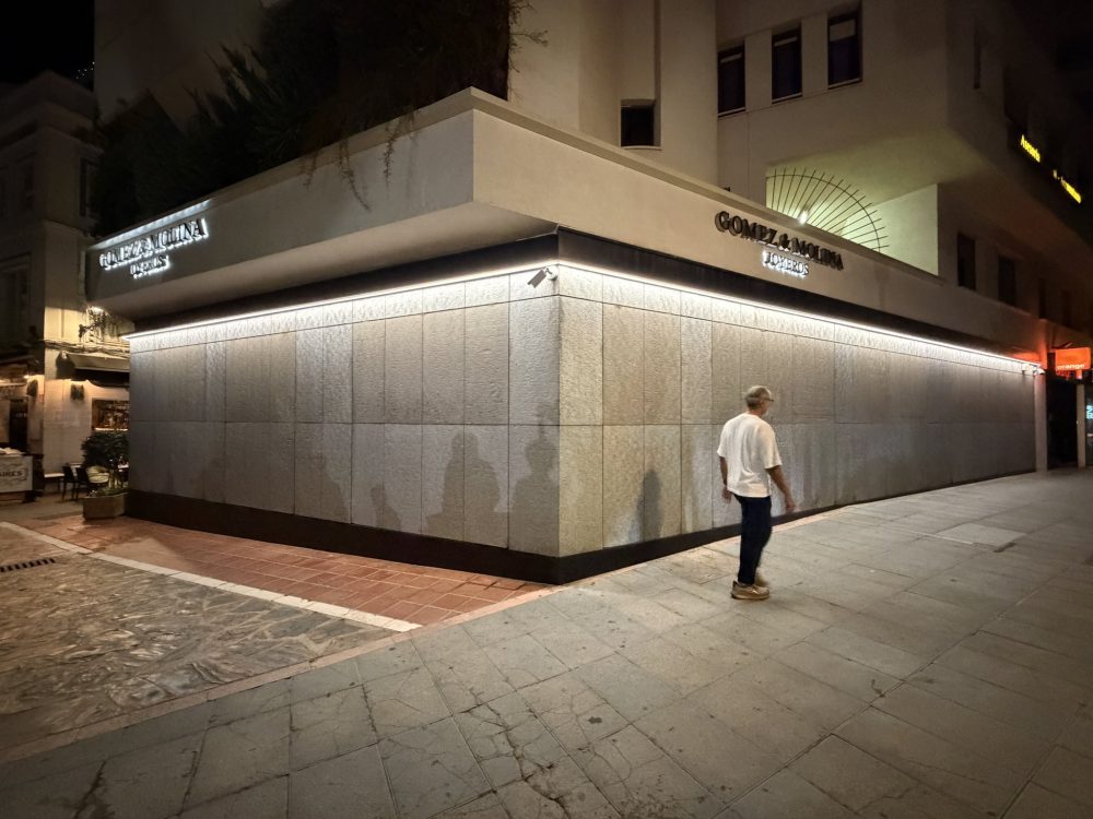 Escaparate cerrado de la joyería Gómez & Molina en pleno centro de Marbella (Málaga).