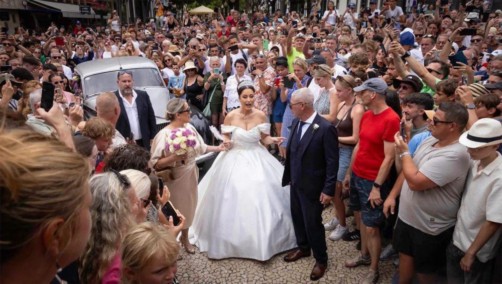 Resulta que más de 2.000 personas fueron a la Catedral de Funchal ayer en Madeira pensando que era el día de la boda de Cristiano Ronaldo y Georgina.