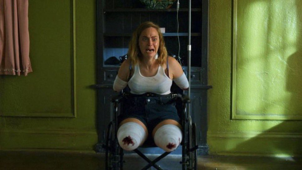 CURIOSIDAD: En la serie de Chucky, tuvieron que quitar los brazos y las piernas de la actriz Fiona Dourif con CGI, ya que ella no se prestó a аmputar sus miembros.