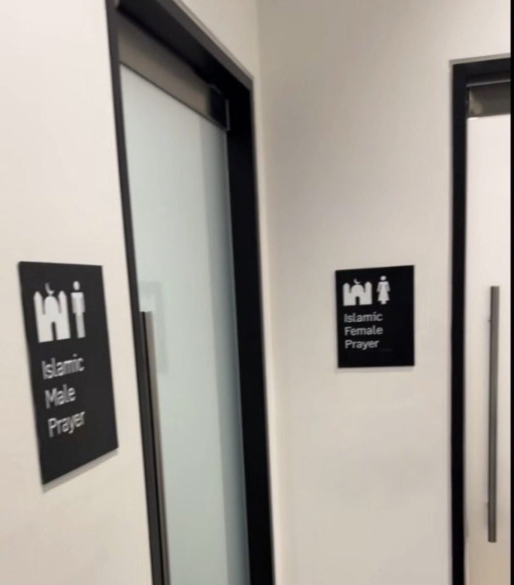El Aeropuerto de Melbourne ha sido criticado después de que se revelara que tiene Baños Unisex pero Salas de Oración Islámicas Segregadas por Género