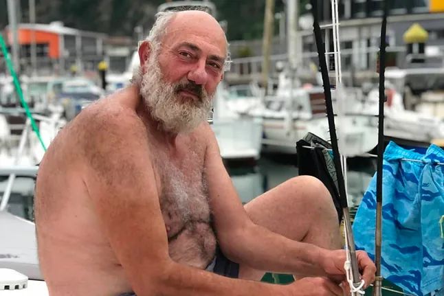 Se cae su marido al mar, y la mujer (patrón de barco) se pone nerviosa y no para. El marido sigue desaparecido.